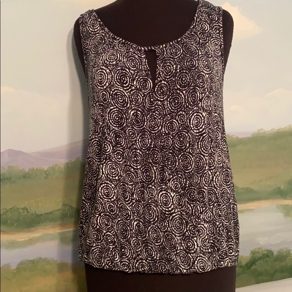 Max Studio circle pattern top with keyhole opening